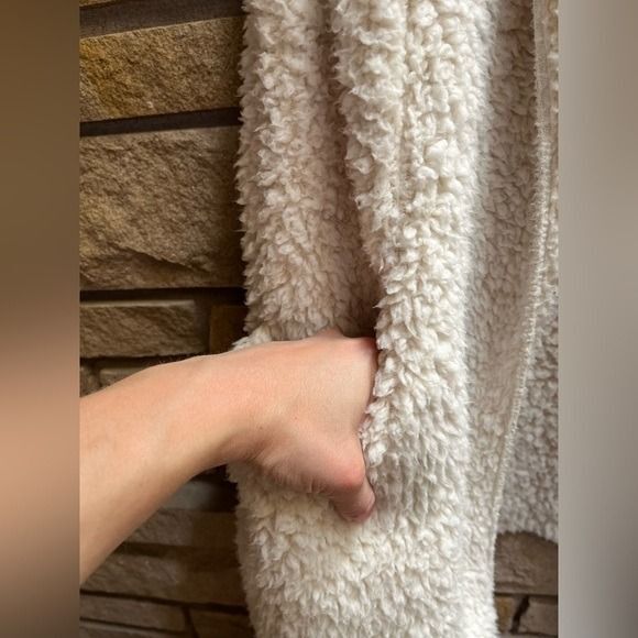 Koolaburra by UGG Frosted Brushed Sherpa Vest Cream small cozy - Picture 3 of 10